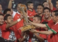 Pemain persija bambang pamungkas terima trofi piala presiden dari jokowi