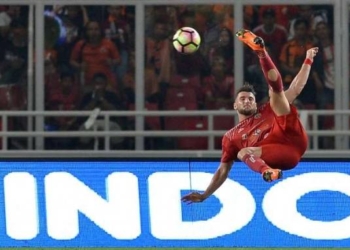 Pemain persija jakarta marko simic saat tendangan salto