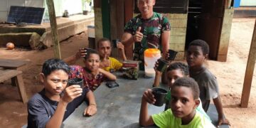 Anak-Anak Asuh Pos Senang Duduk Minum Susu Bareng Om Satgas 511 Di Perbatasan RI-PNG