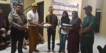 Serahkan Seragam Paskibra, Camat Kubu Sampaikan Salam Semangat Kemerdekaan