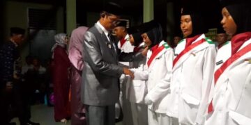 Camat Kubu Syafrizal, Kukuhkan 21 Anggota Paskibra