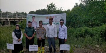 Bersama Upika Kecamatan, Polsek Kubu dan Tokoh Masyarakat, Aksi Penghijauan di Bibir Pantai