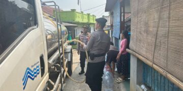 Polres Bogor Bekerjasama dengan PDAM Terus Bantu Salurkan Air Bersih Untuk Masyarakat Terdampak Kekeringan