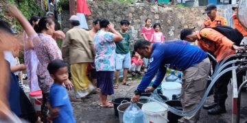 Peduli Terhadap Warga Terdampak Kekeringan, Babinsa Desa Kopo Bersama BPBD Salurkan Air Bersih