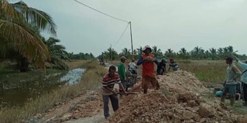 Puluhan Warga Goro Timbun Jalan Menuju Pertanian