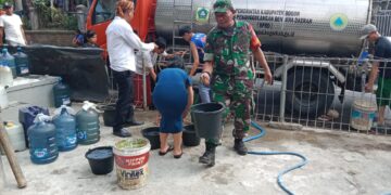 Babinsa Gadog Bantu Penyaluran Air Bersih dari BPBD Kab. Bogor