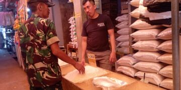 Babinsa Sukamanah Lakukan Pengecekan Harga Sembako