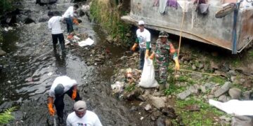 Babinsa Tugu Utara Bersama Warga Mengadakan Giat Kerja Bakti Membersihkan Sampah Di Sungai Ciliwung