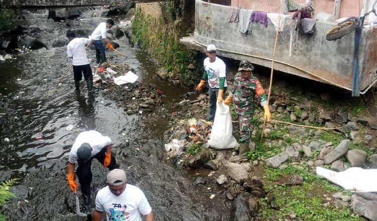 Babinsa Tugu Utara Bersama Warga Mengadakan Giat Kerja Bakti Membersihkan Sampah Di Sungai Ciliwung