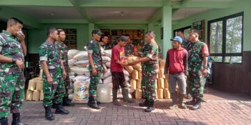 Bansos Pembagian Beras oleh Koramil 0621-10/Cisarua dalam Rangka Hut TNI ke-78