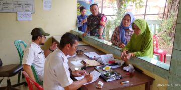 Babinsa Laksanakan Pendampingan dan Pengawasan Penyaluran Bansos BLT – DD Tahun 2023 di Desa Pengasinan