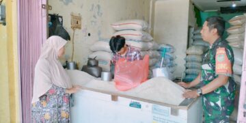 Pengawasan Harga Sembako oleh Babinsa di Pasar Pafesta Cisarua