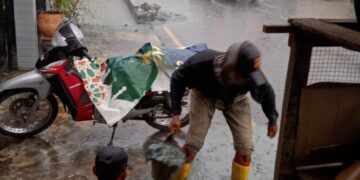 Satgas Banjir DLH Rohil Terus Berjuang Menanggulangi Banjir