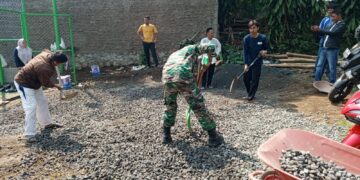 Babinsa Koramil 0621-10 Laksanakan Kegiatan Kerja Bakti Pengecoran Jalan di Desa Sukagalih
