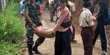 Kerja Bakti Menuju Sekolah SMP Cisarua, Babinsa: Membangun Jalan yang Aman dan Nyaman