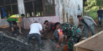 Kerja Bakti Pengecoran Pembangunan Madrasah di Desa Tugu Selatan