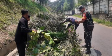 Kegiatan Kerja Bakti Babinsa Bersama Warga di Desa Pasir Angin