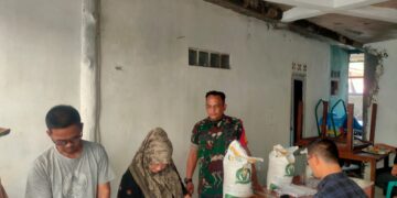 Babinsa Kawal Pembagian Bansos Beras di Desa Kuta, Megamendung Bogor