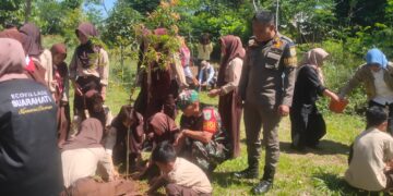 Kegiatan Penanaman Pohon untuk Mencegah Longsor di Desa Kopo