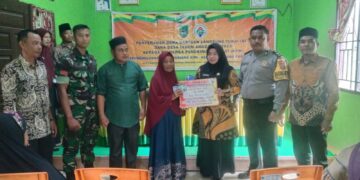 Penyerahan Dana Bantuan Tunai (BLT) Desa Tahun 2023 kepada Keluarga Penerima Manfaat (KPM) Kepenghuluan Rantau Panjang Kiri Kecamatan Kubu Babussalam