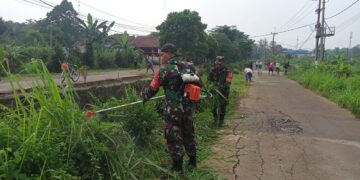 Gotong Royong Pembersihan Bantaran Kali Jiletreng oleh Anggota Koramil 0621-20/Gunungsindur dan Warga Perum Depkes RW 10 Desa Cibinong