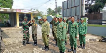 Pelatihan Dasar Baris Berbaris untuk Meningkatkan Kompaknya Satlinmas Desa Pabuaran