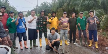Gotong Royong Masyarakat Desa Rantau Panjang Kiri Ciptakan Lingkungan Tentram dan Nyaman