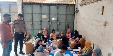 Kegiatan Penyortiran dan Pelipatan Surat Suara Capres/Cawapres di Gudang Logistik Labura