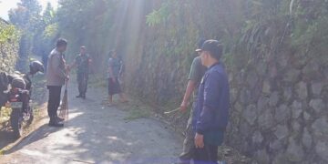 Babinsa dan Babinmas Kerja Bakti Bersama Warga untuk Menjaga Kebersihan Desa Batulayang