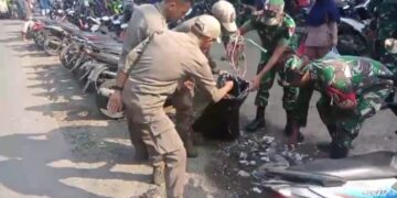 Pembersihan Sampah Pasar Tohaga Perumpung oleh Anggota Koramil 0621-20/Gunungsindur dan Masyarakat