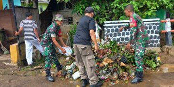 Giat Kerja Bakti Anggota Koramil 0621-10/ Cisarua Megamendung Bersama Warga Membersihkan Sampah Selokan di Desa Cipayung