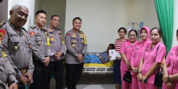 Kapolres Labuhan Batu Jenguk dan Beri Semangat Anggota yang Sakit