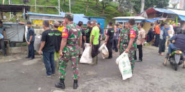 Kegiatan Karya Bakti TNI AD: Bersihkan Sampah di Pasar Cisarua