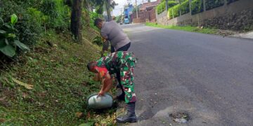 Kerja Bakti Bersama Warga dan Babinsa Desa Sukamahi untuk Kebersihan Lingkungan