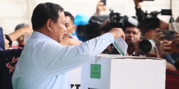 Prabowo Subianto Gunakan Hak Pilihnya di TPS 033 dan Menyampaikan Rasa Syukur Meskipun Hujan