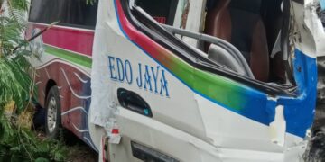 Kecelakaan Bus Mopen Tabrak Truck, 14 Orang Luka-Luka