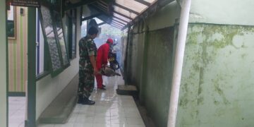 Babinsa Desa Leuwimalang Dampingi Petugas Pengasapan (Poging) dari Puskesmas Cisarua