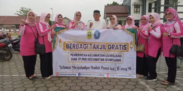 Pemerintah Kecamatan Leuwiliang dan TP PKK Gelar Pembagian Takjil