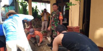 Babinsa Kelurahan Cisarua Bersama Warga Melaksanakan Kerja Bakti Membersihkan Selokan Air Depan Mesjid Jami