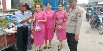 Polsek Kualuh Hilir Polres Labuhanbatu Bagikan Takjil kepada Masyarakat