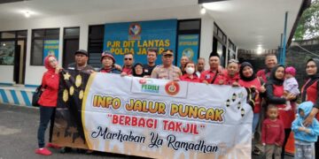 Komunitas Info Jalur Puncak (IJP) Korcam Ciawi Bagi-bagi Takjil di Depan Makopolsek Ciawi