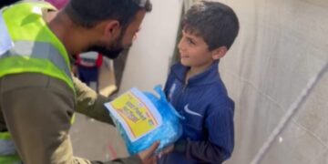 RCI dan Kombatpol Berbagi Makanan di Palestina