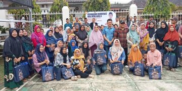 Anggota DPR RI Al Muzammil Yusuf Bagikan Bingkisan kepada Warga Kurungan Nyawa