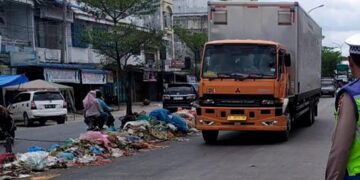 Masyarakat Harus Menahan Nafas Saat Melintas Dijalan Lintas Pajak Lama Bagan Batu