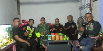 Babinsa Desa Padurenan Melaksanakan Komsos dengan Warga Masyarakat