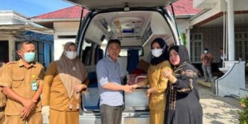 Bupati Rohil Serahkan Satu Unit Ambulans untuk Puskesmas Sedinginan