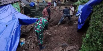 Babinsa Desa Sukamahi dan Warga Bersatu dalam Kegiatan Kerja Bakti untuk Pulihkan Desa Pasca Tanah Longsor