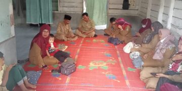 Tunjukan Sikap Peduli, Majelis Guru SDN 010 Teluk Piyai Jenguk Siswa Sakit