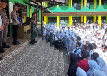 Siswa SMK Binus Mendapatkan Materi Wawasan Kebangsaan dari Babinsa Desa Lewimalang
