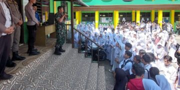 Siswa SMK Binus Mendapatkan Materi Wawasan Kebangsaan dari Babinsa Desa Lewimalang